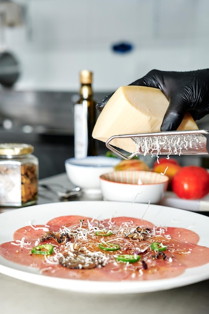 Kucharz przygotowujący potrawę